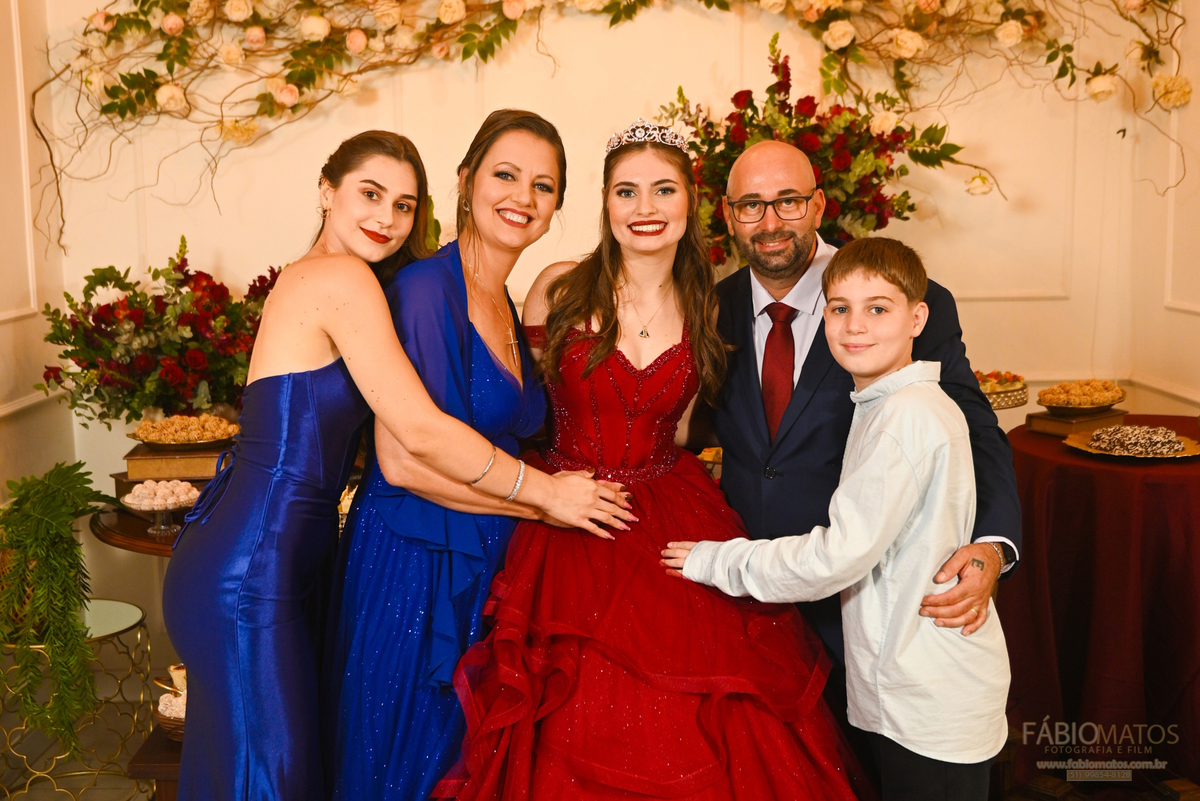 Momento especial da debutante com seus pais durante a festa de 15 anos, um registro cheio de carinho, emoção e significado para a família.