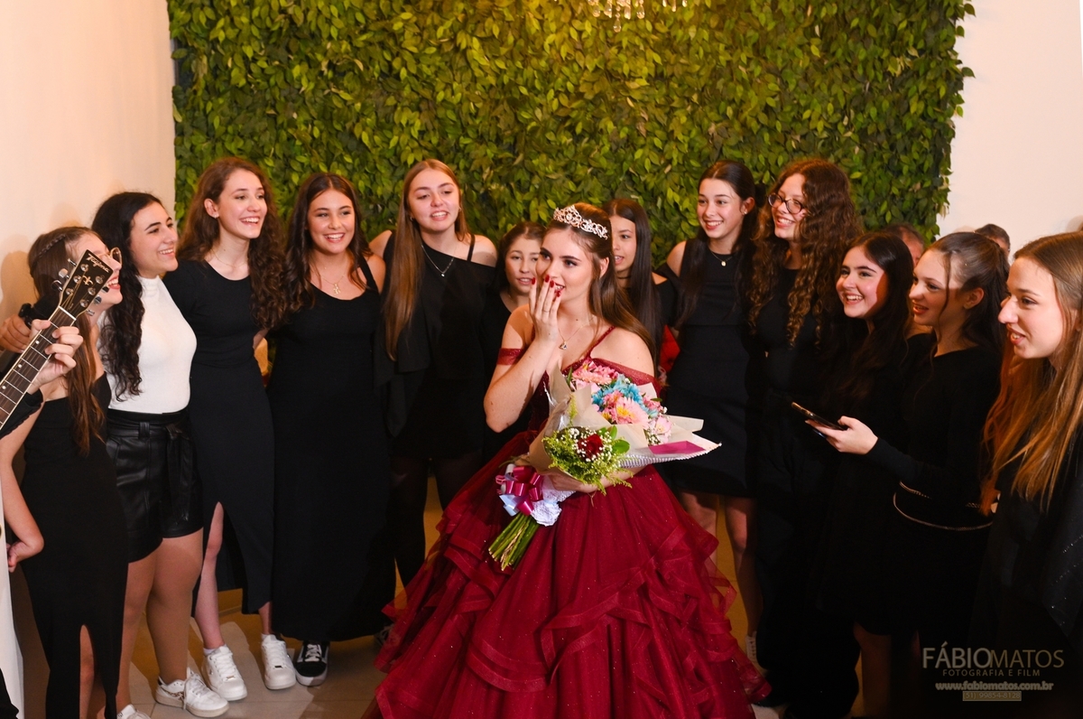 Debutante em festa de 15 anos com fotografia elegante