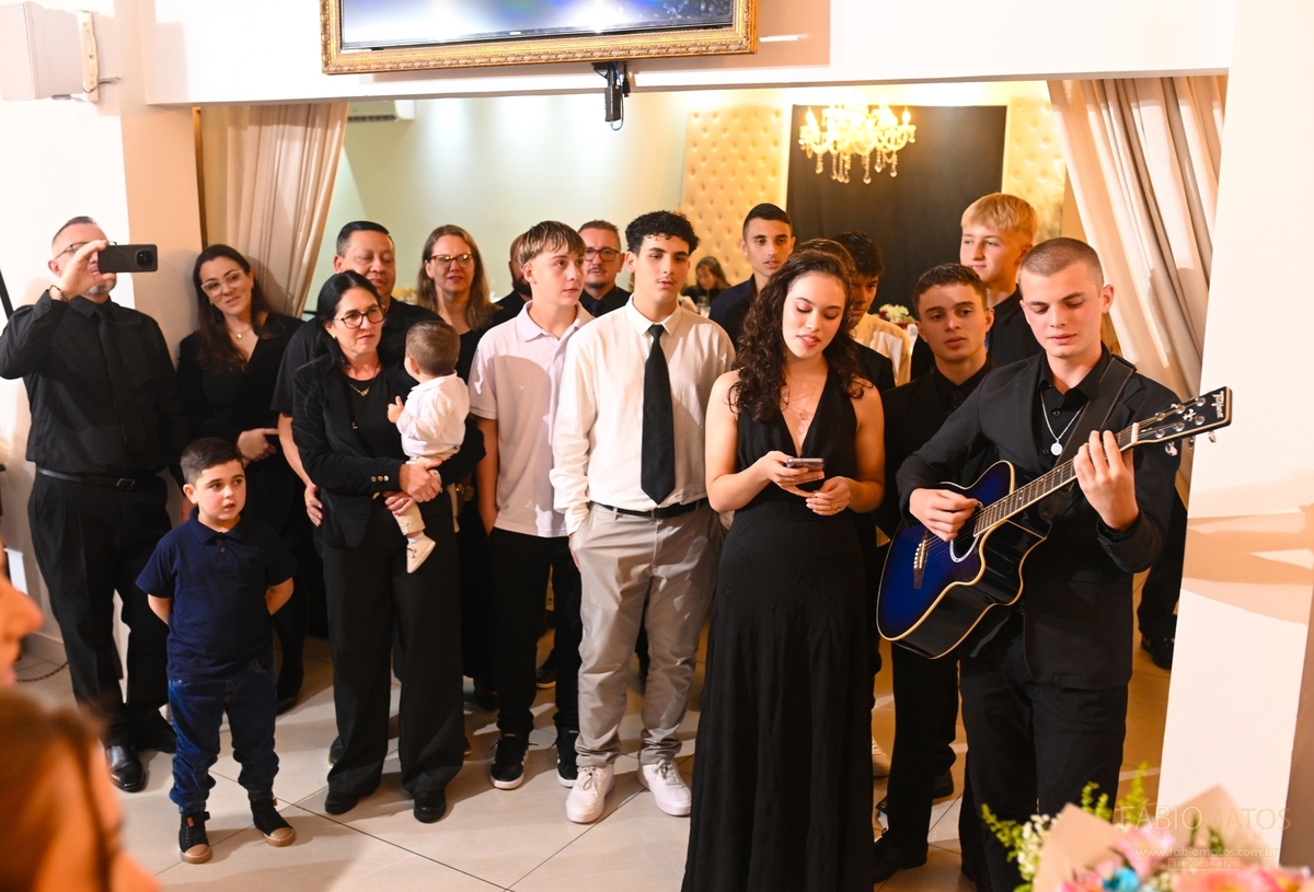 Fotografia de festa de 15 anos com olhar elegante, emocional e atemporal, registrando a beleza da debutante, os detalhes da decoração e momentos especiais de uma noite inesquecível.