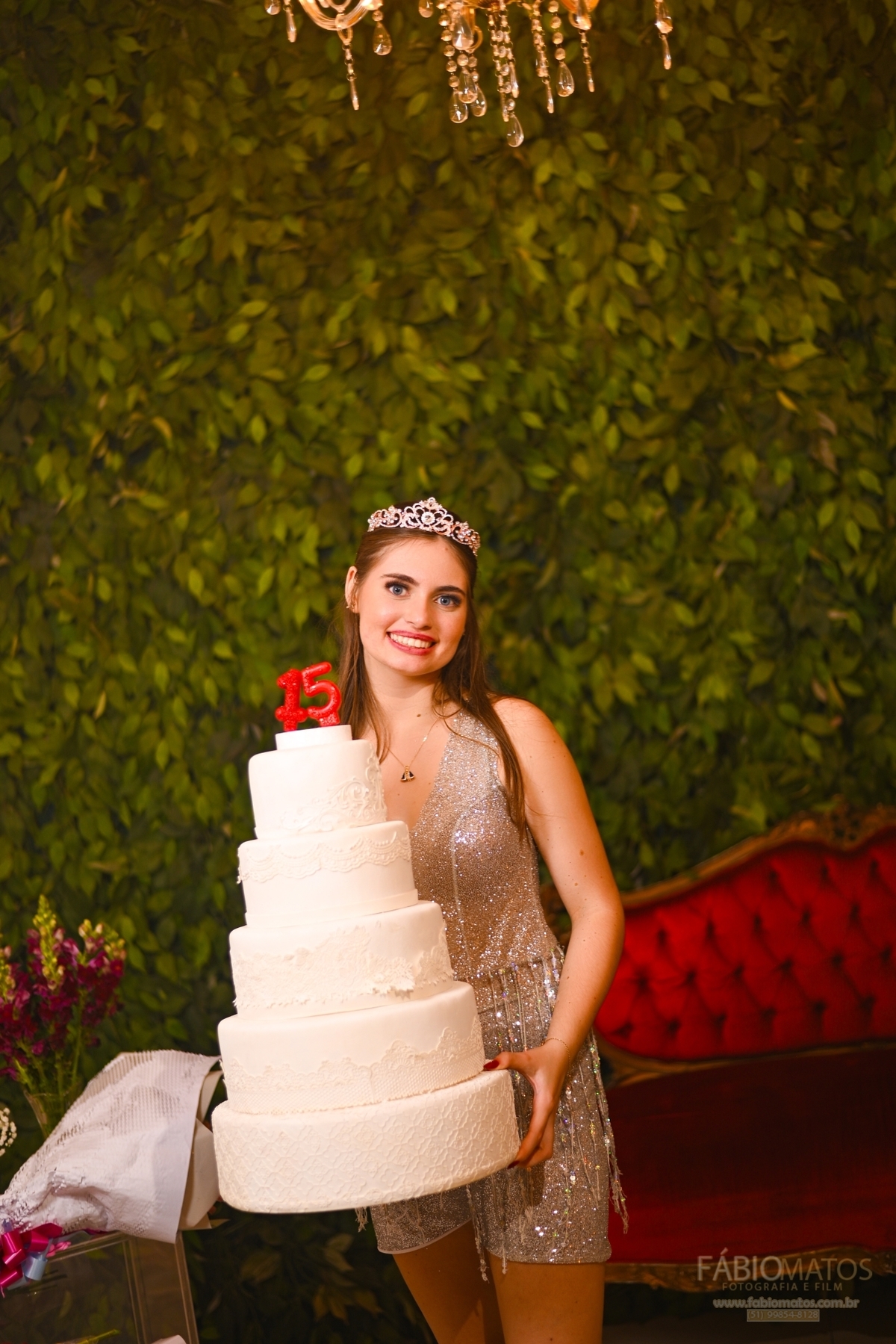 Debutante em festa de 15 anos com fotografia elegante