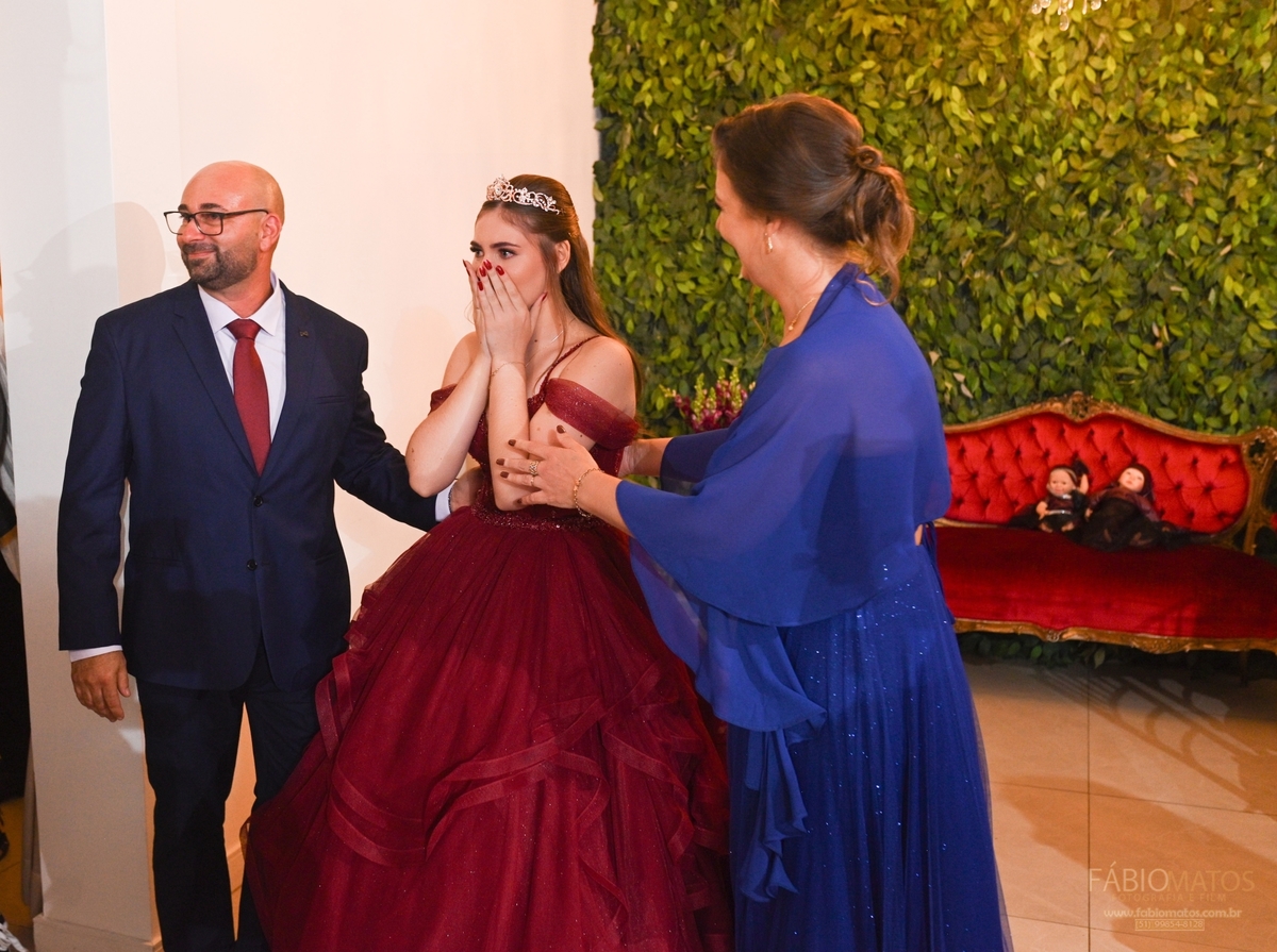 Debutante em festa de 15 anos com fotografia elegante