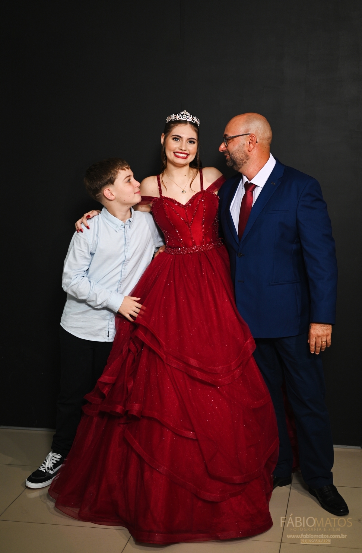 Fotografia de festa de 15 anos com olhar elegante, emocional e atemporal, registrando a beleza da debutante, os detalhes da decoração e momentos especiais de uma noite inesquecível.