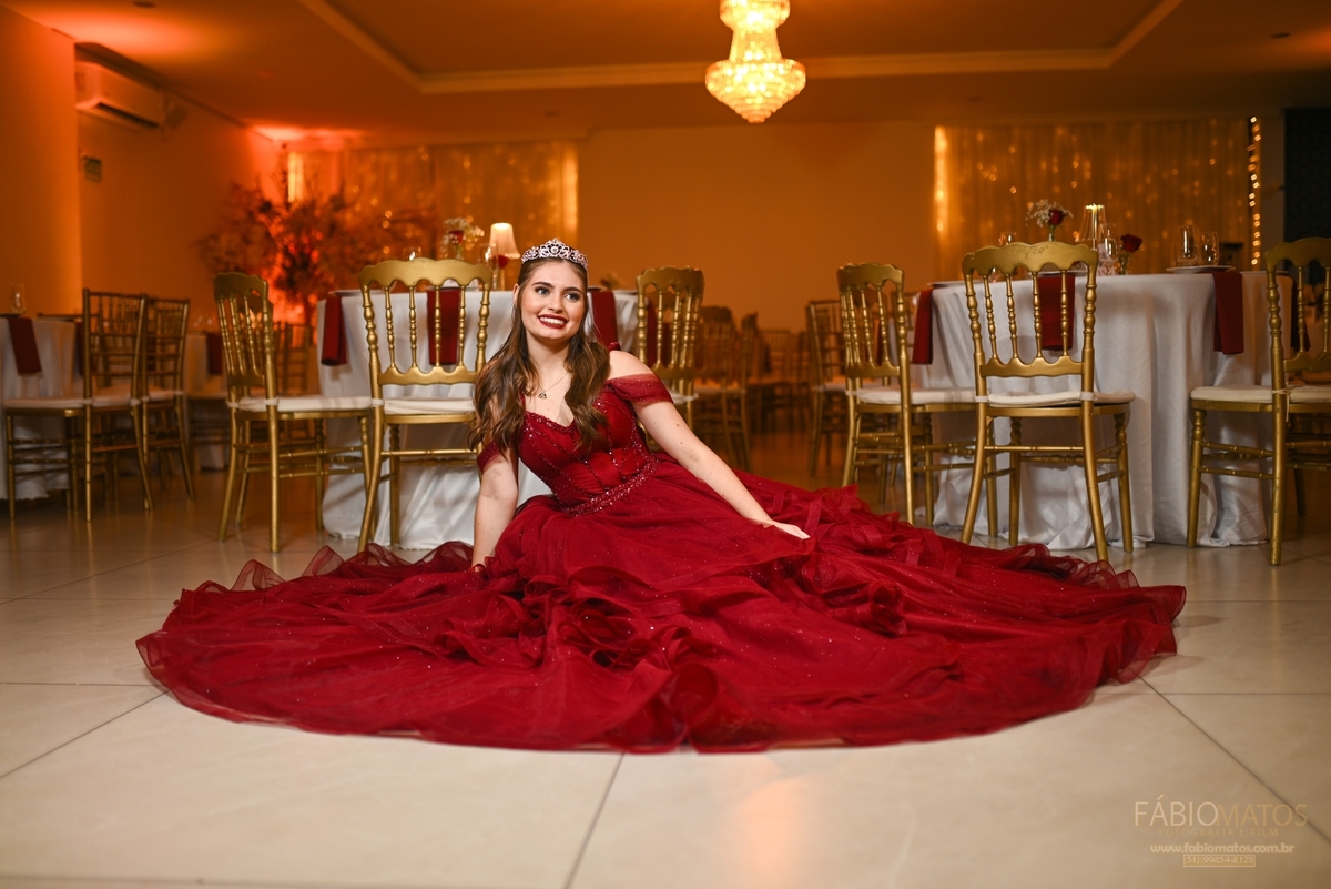 Uma noite pensada em cada detalhe para celebrar os 15 anos com emoção, beleza e personalidade. Cada fotografia eterniza não apenas o evento, mas a história, os sentimentos e a essência da debutante.