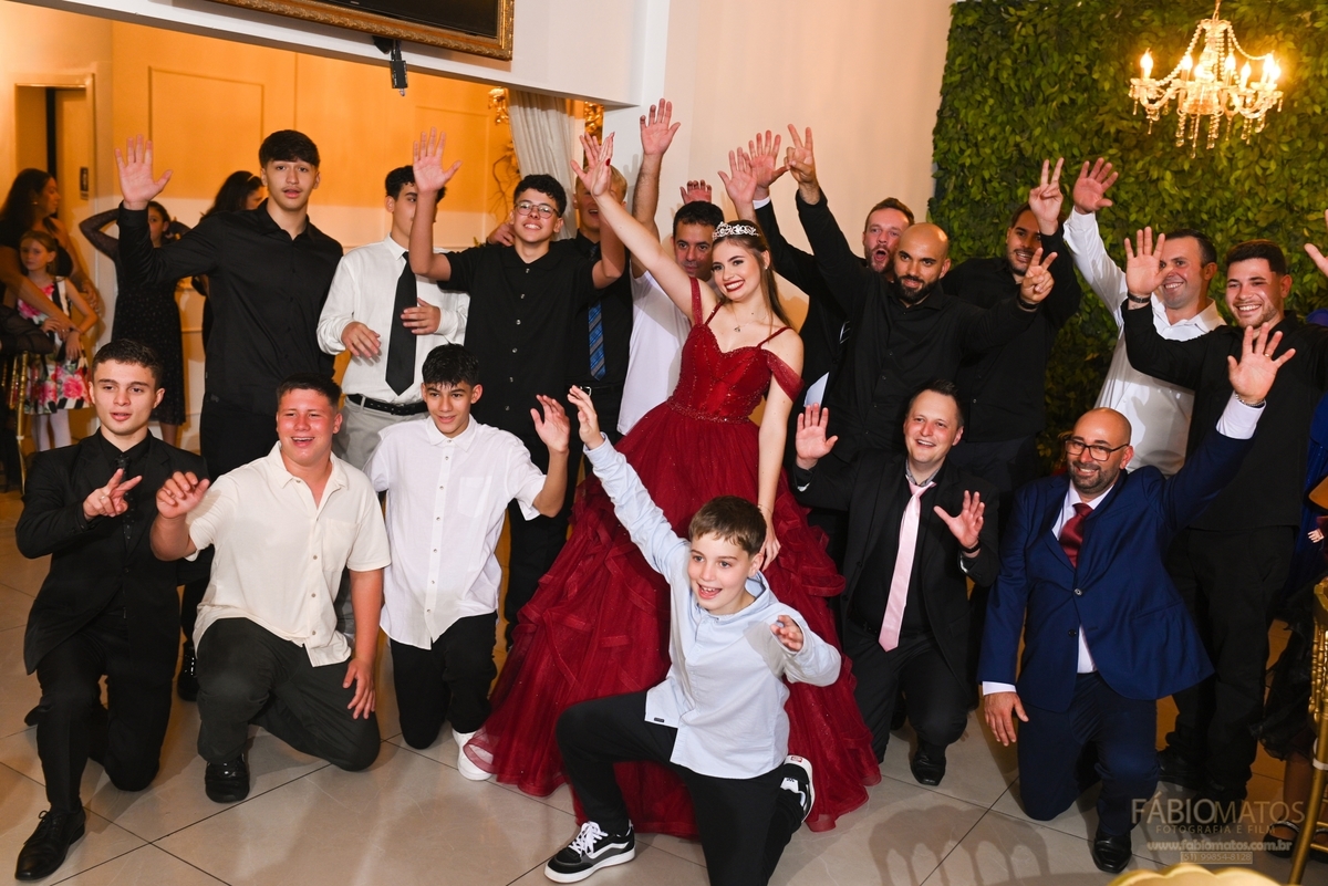 Fotografia de festa de 15 anos com olhar elegante, emocional e atemporal, valorizando a beleza da debutante, a decoração, os detalhes, a alegria da família, a emoção dos convidados e todos os momentos especiais de uma noite única e inesquecível.