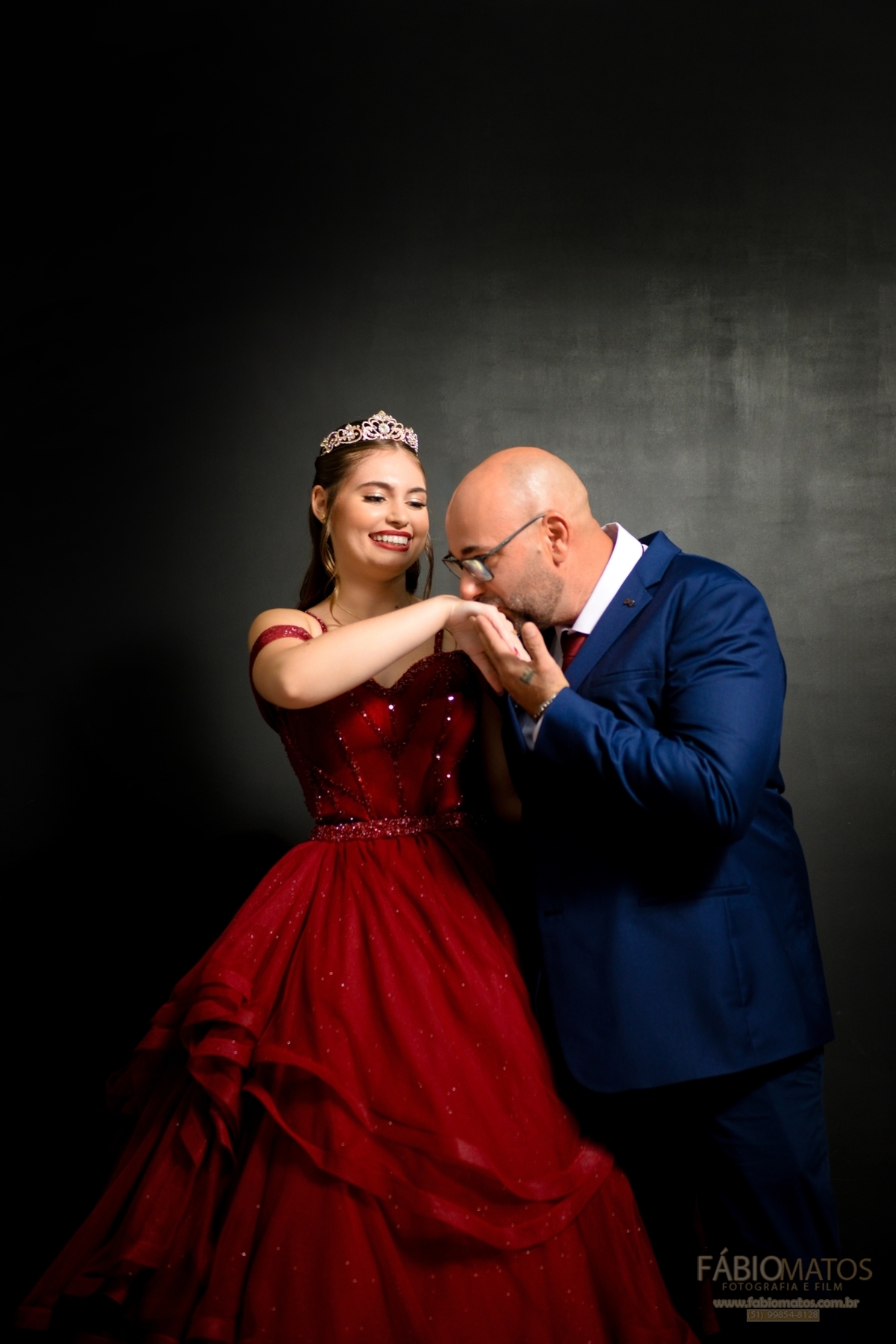 Foto emocionante da debutante com seu pai durante a comemoração de 15 anos, eternizando um momento de afeto, orgulho e conexão.