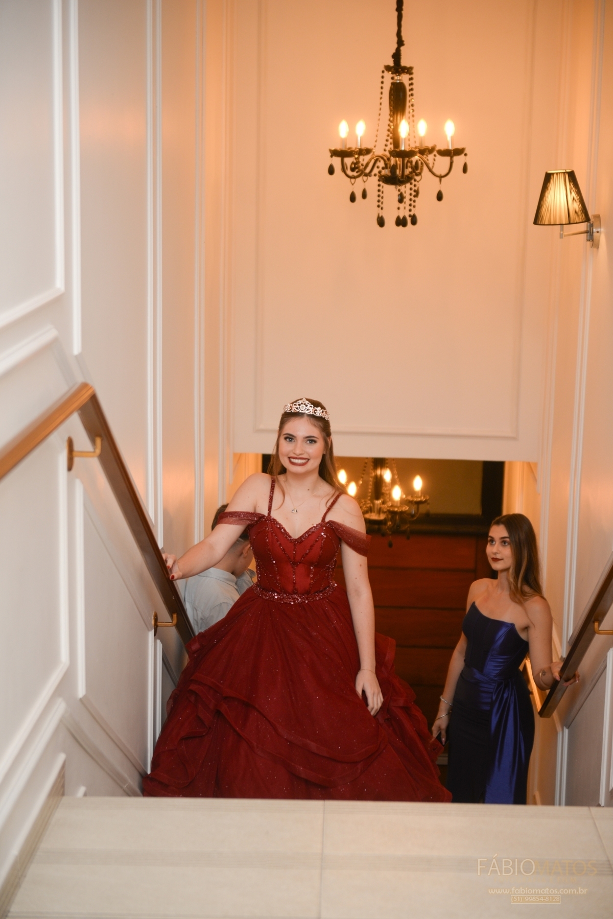 Fotografia de festa de 15 anos com olhar elegante, emocional e atemporal, valorizando a beleza da debutante, a decoração, os detalhes, a alegria da família, a emoção dos convidados e todos os momentos especiais de uma noite única e inesquecível.