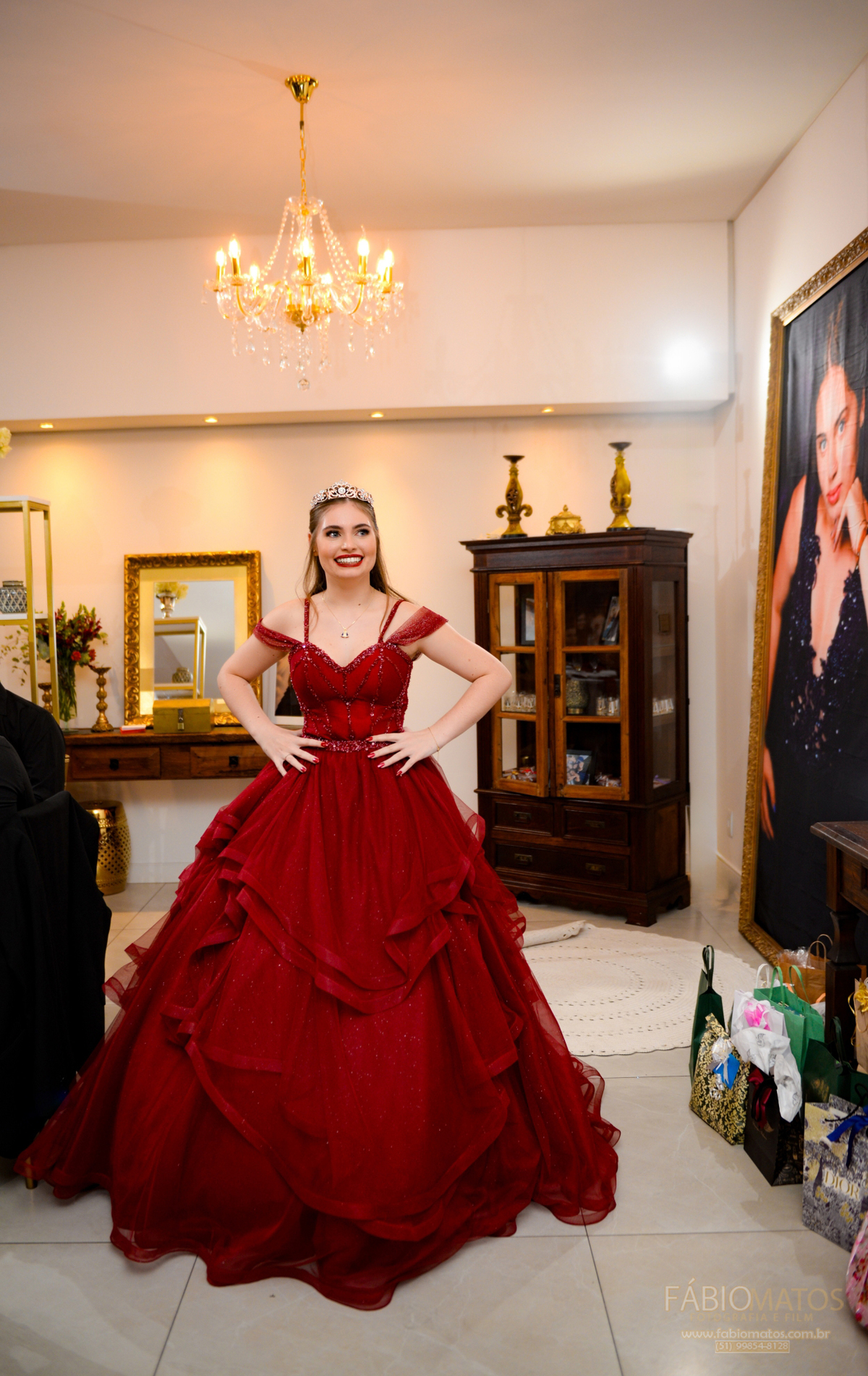 Fotografia de festa de 15 anos com olhar elegante, emocional e atemporal, valorizando a beleza da debutante, a decoração, os detalhes, a alegria da família, a emoção dos convidados e todos os momentos especiais de uma noite única e inesquecível.