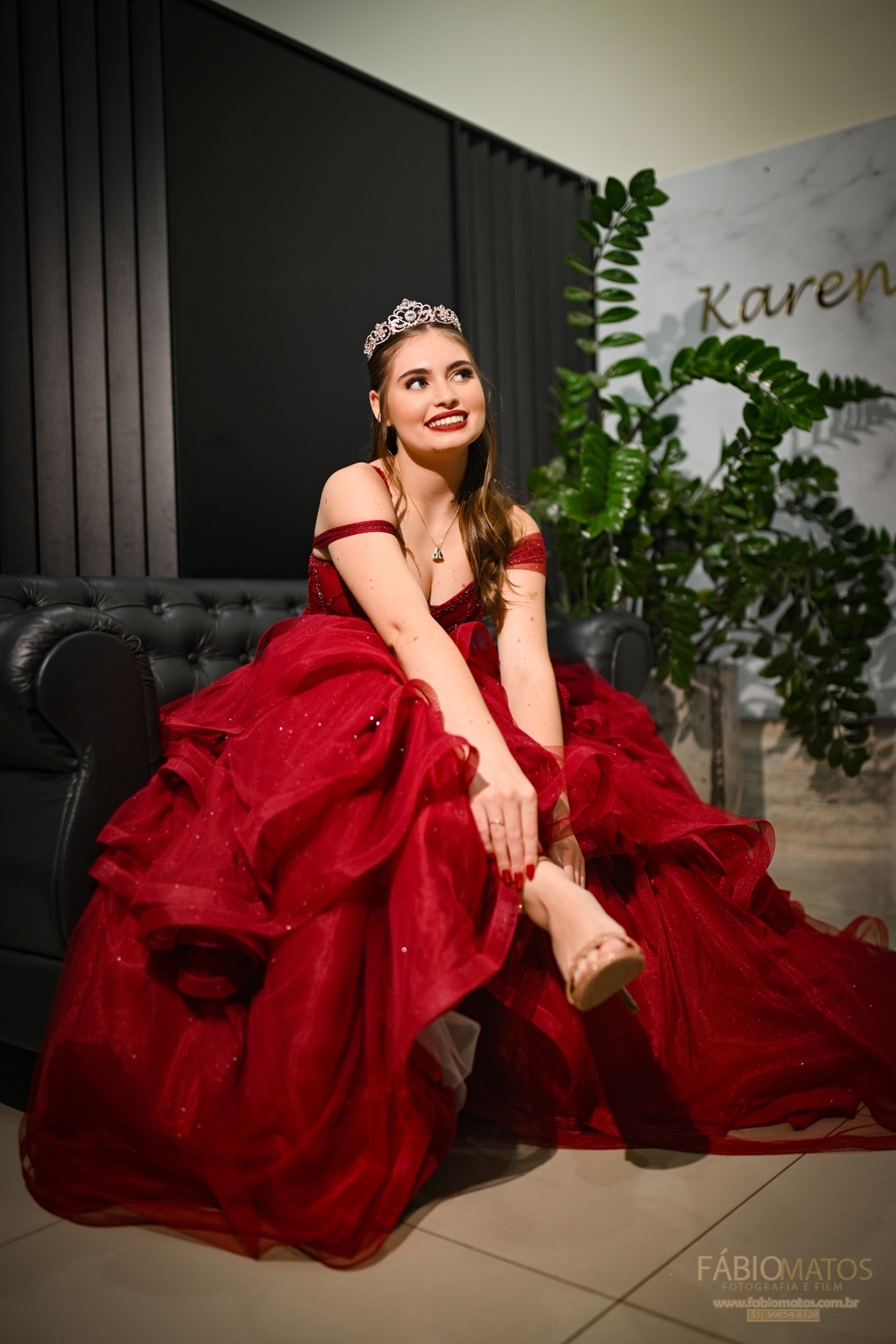Fotografia de festa de 15 anos com olhar elegante, emocional e atemporal, valorizando a beleza da debutante, a decoração, os detalhes, a alegria da família, a emoção dos convidados e todos os momentos especiais de uma noite única e inesquecível.