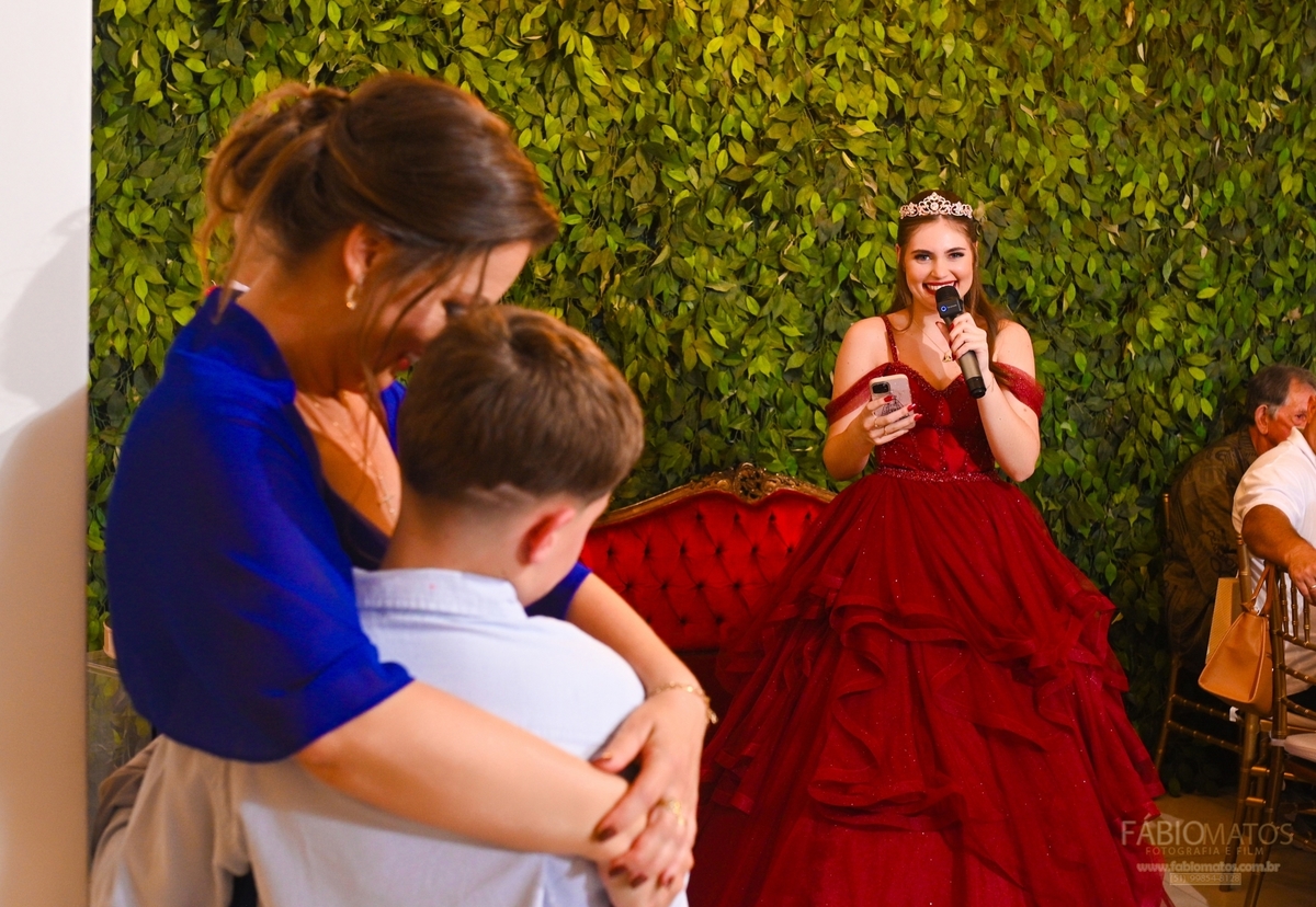 Fotografia de festa de 15 anos com olhar elegante, emocional e atemporal, valorizando a beleza da debutante, a decoração, os detalhes, a alegria da família, a emoção dos convidados e todos os momentos especiais de uma noite única e inesquecível.