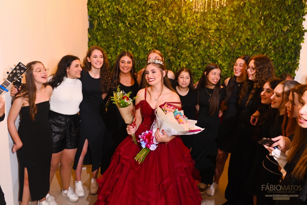 Fotografia de festa de 15 anos com olhar elegante, emocional e atemporal, valorizando a beleza da debutante, a decoração, os detalhes, a alegria da família, a emoção dos convidados e todos os momentos especiais de uma noite única e inesquecível.
