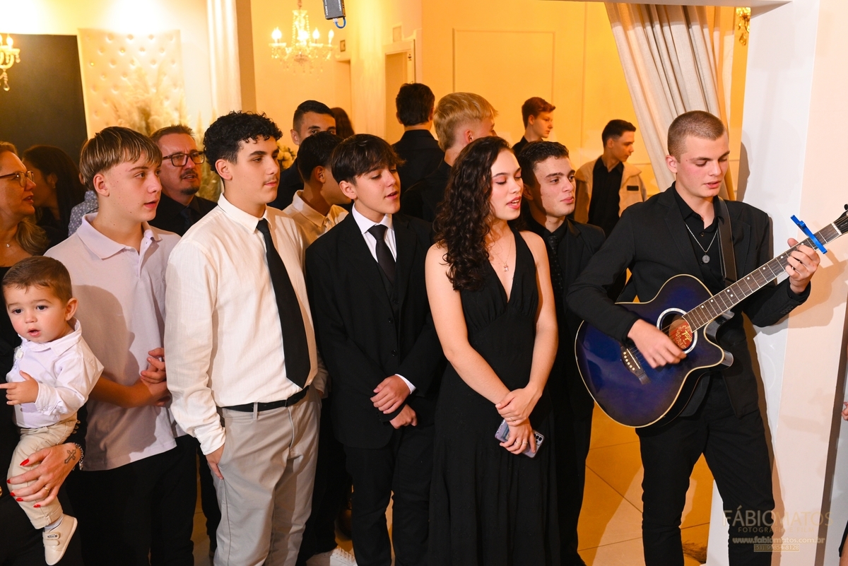 Fotografia de festa de 15 anos com olhar elegante, emocional e atemporal, valorizando a beleza da debutante, a decoração, os detalhes, a alegria da família, a emoção dos convidados e todos os momentos especiais de uma noite única e inesquecível.