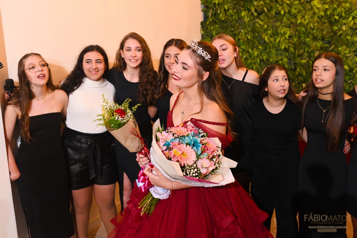 Fotografia de festa de 15 anos com olhar elegante, emocional e atemporal, valorizando a beleza da debutante, a decoração, os detalhes, a alegria da família, a emoção dos convidados e todos os momentos especiais de uma noite única e inesquecível.