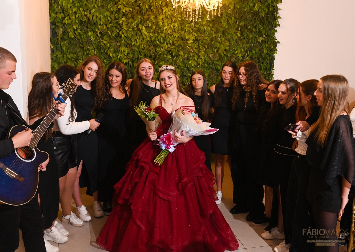 Fotografia de festa de 15 anos com olhar elegante, emocional e atemporal, valorizando a beleza da debutante, a decoração, os detalhes, a alegria da família, a emoção dos convidados e todos os momentos especiais de uma noite única e inesquecível.