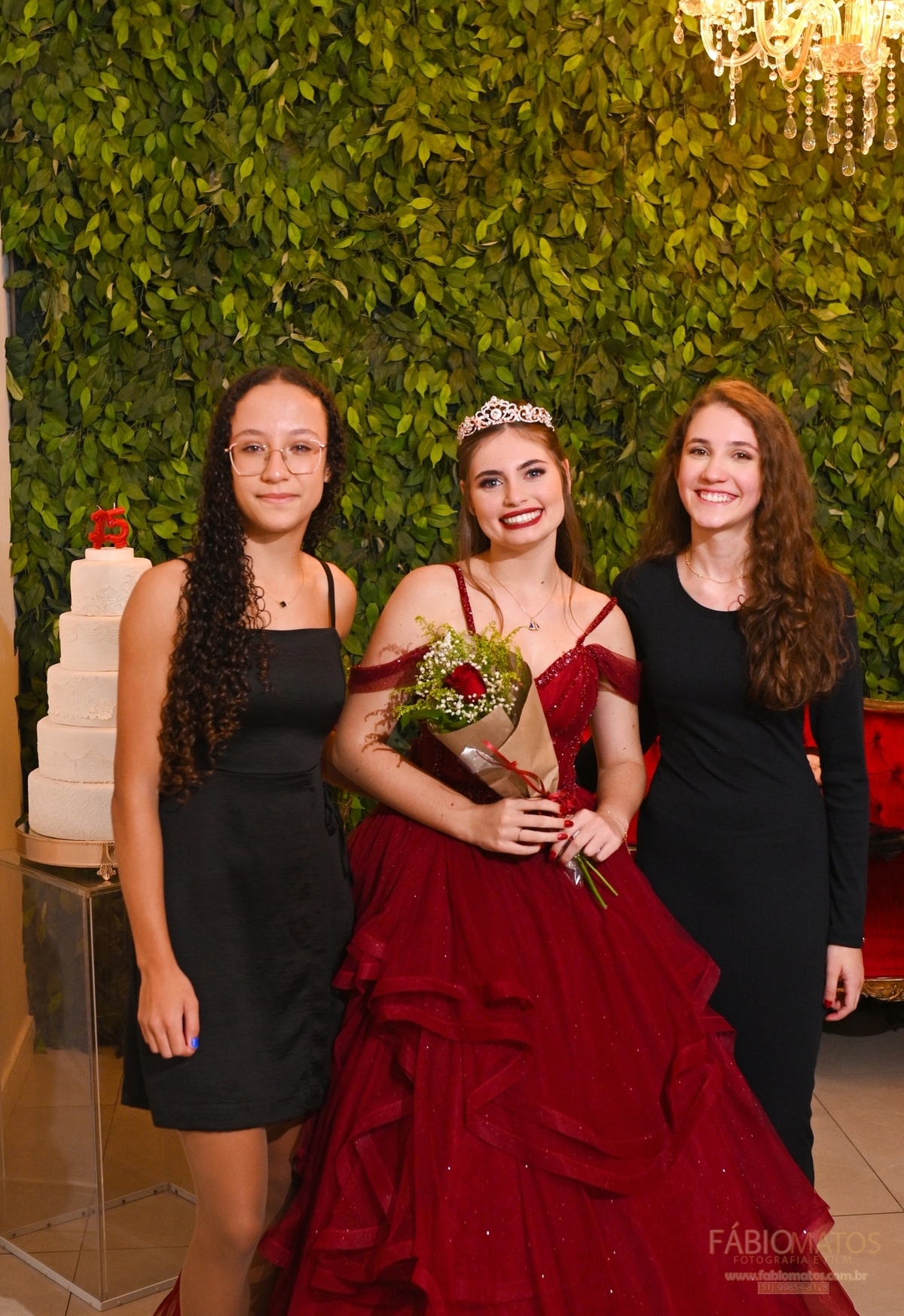 Fotografia de festa de 15 anos com olhar elegante, emocional e atemporal, valorizando a beleza da debutante, a decoração, os detalhes, a alegria da família, a emoção dos convidados e todos os momentos especiais de uma noite única e inesquecível.