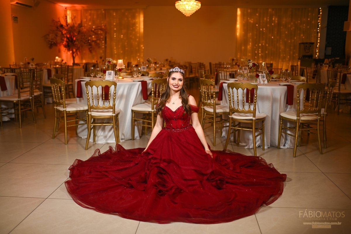 Fotografia de festa de 15 anos com olhar elegante, emocional e atemporal, valorizando a beleza da debutante, os detalhes da decoração, a alegria da família e os momentos mais especiais de uma noite única e inesquecível.