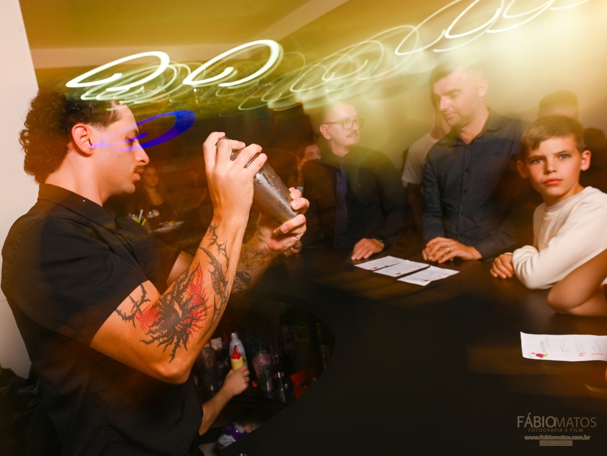 Fotografia de festa de 15 anos com olhar elegante, emocional e atemporal, valorizando a beleza da debutante, a decoração, os detalhes, a alegria da família, a emoção dos convidados e todos os momentos especiais de uma noite única e inesquecível.