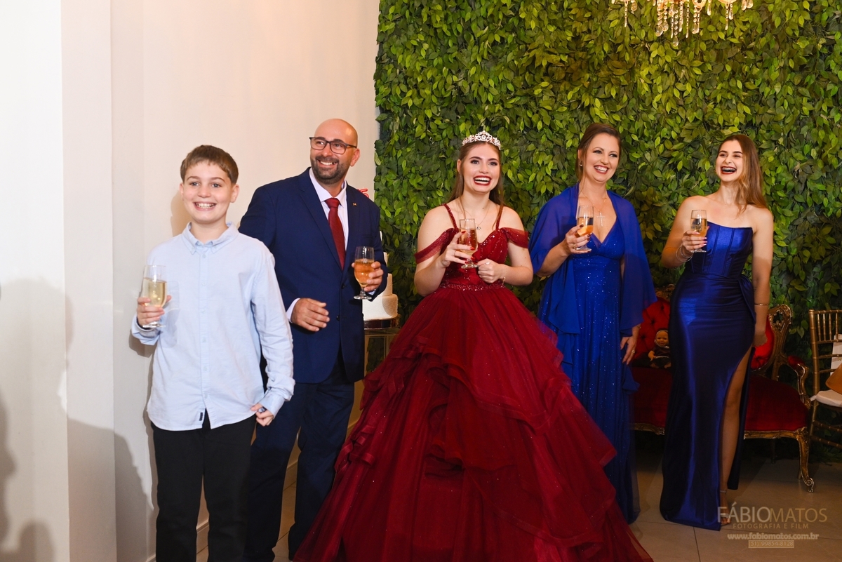 Registro fotográfico de festa de 15 anos com estilo sofisticado e sensível, destacando a debutante, a decoração, a emoção da família, a energia dos convidados e cada detalhe marcante dessa celebração tão especial.