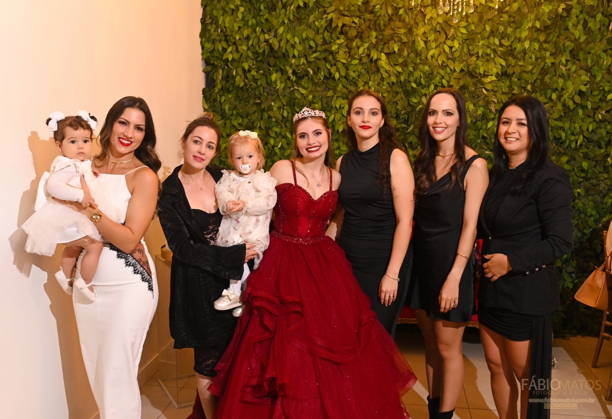 Registro fotográfico de festa de 15 anos com estilo sofisticado e sensível, destacando a debutante, a decoração, a emoção da família, a energia dos convidados e cada detalhe marcante dessa celebração tão especial.