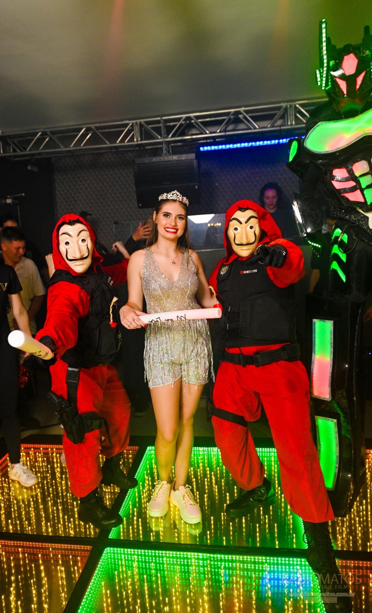 Registro fotográfico de festa de 15 anos com estilo sofisticado e sensível, destacando a debutante, a decoração, a emoção da família, a energia dos convidados e cada detalhe marcante dessa celebração tão especial.