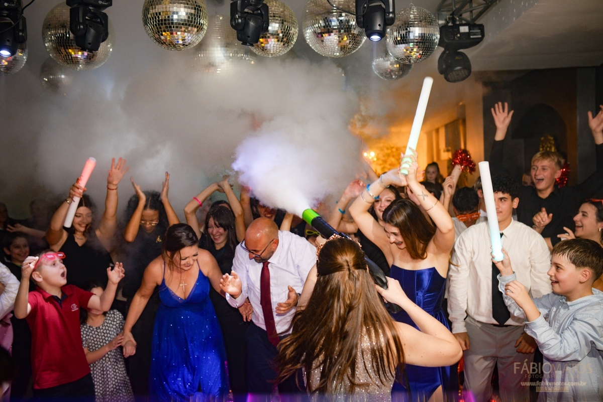 Registro fotográfico de festa de 15 anos com estilo sofisticado e sensível, destacando a debutante, a decoração, a emoção da família, a energia dos convidados e cada detalhe marcante dessa celebração tão especial.
