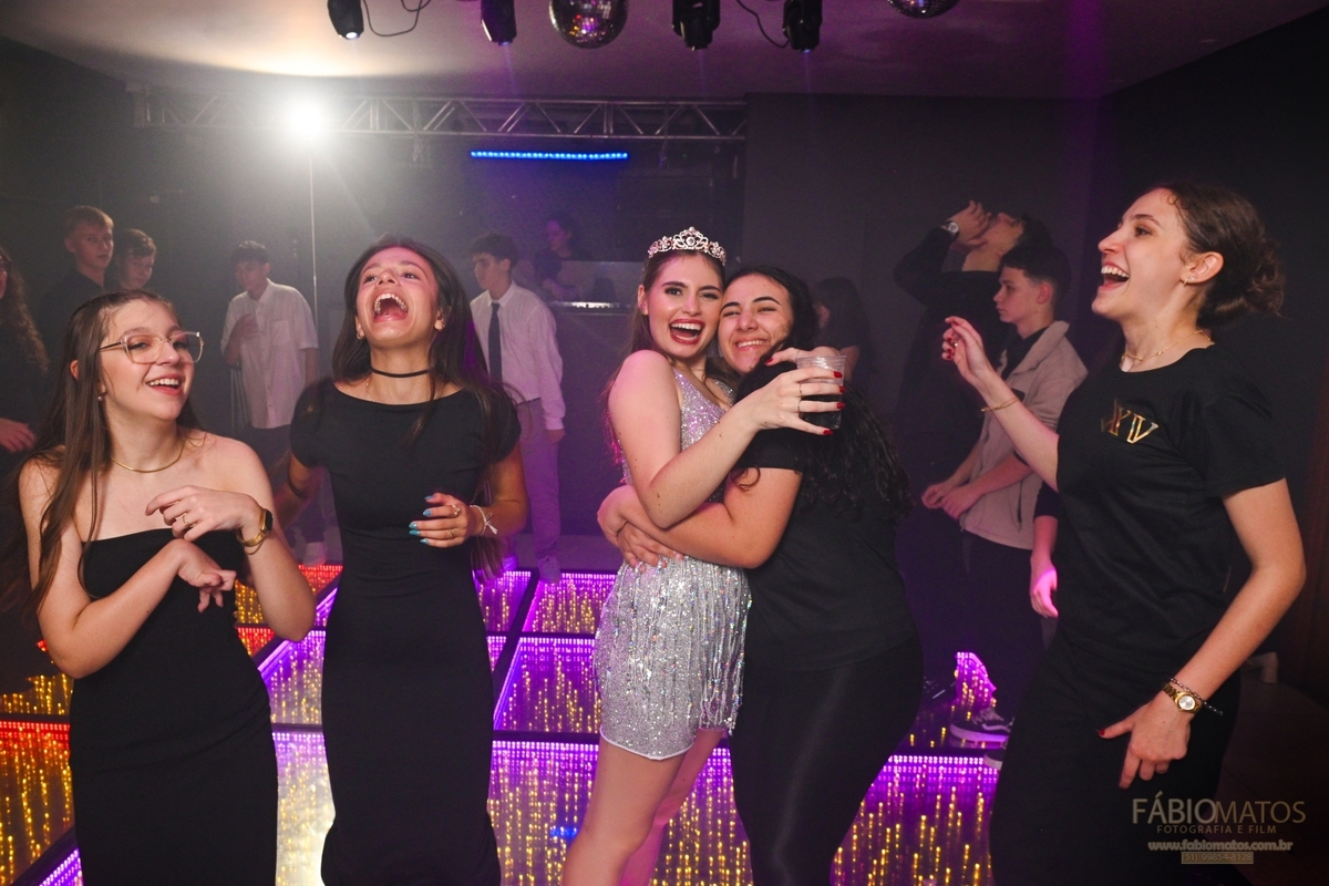 Debutante ao lado das amigas em sua festa de 15 anos, celebrando uma noite especial com alegria, amizade e muitos momentos inesquecíveis.