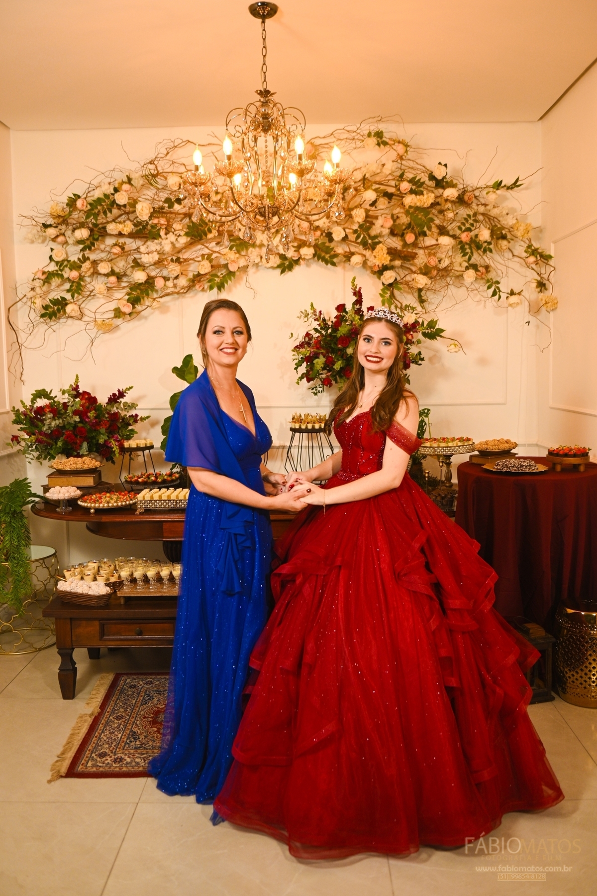 Registro fotográfico de festa de 15 anos com estilo sofisticado e sensível, destacando a debutante, a decoração, a emoção da família, a energia dos convidados e cada detalhe marcante dessa celebração tão especial.