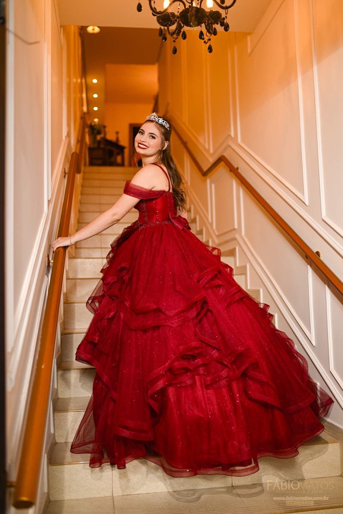 Fotografia de festa de 15 anos com olhar elegante, emocional e atemporal, valorizando a beleza da debutante, os detalhes da decoração, a alegria da família e os momentos mais especiais de uma noite única e inesquecível.