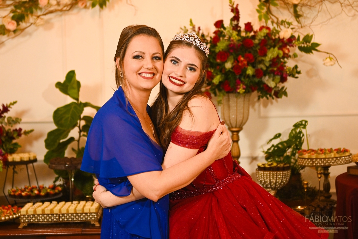 Registro fotográfico de festa de 15 anos com estilo sofisticado e sensível, destacando a debutante, a decoração, a emoção da família, a energia dos convidados e cada detalhe marcante dessa celebração tão especial.