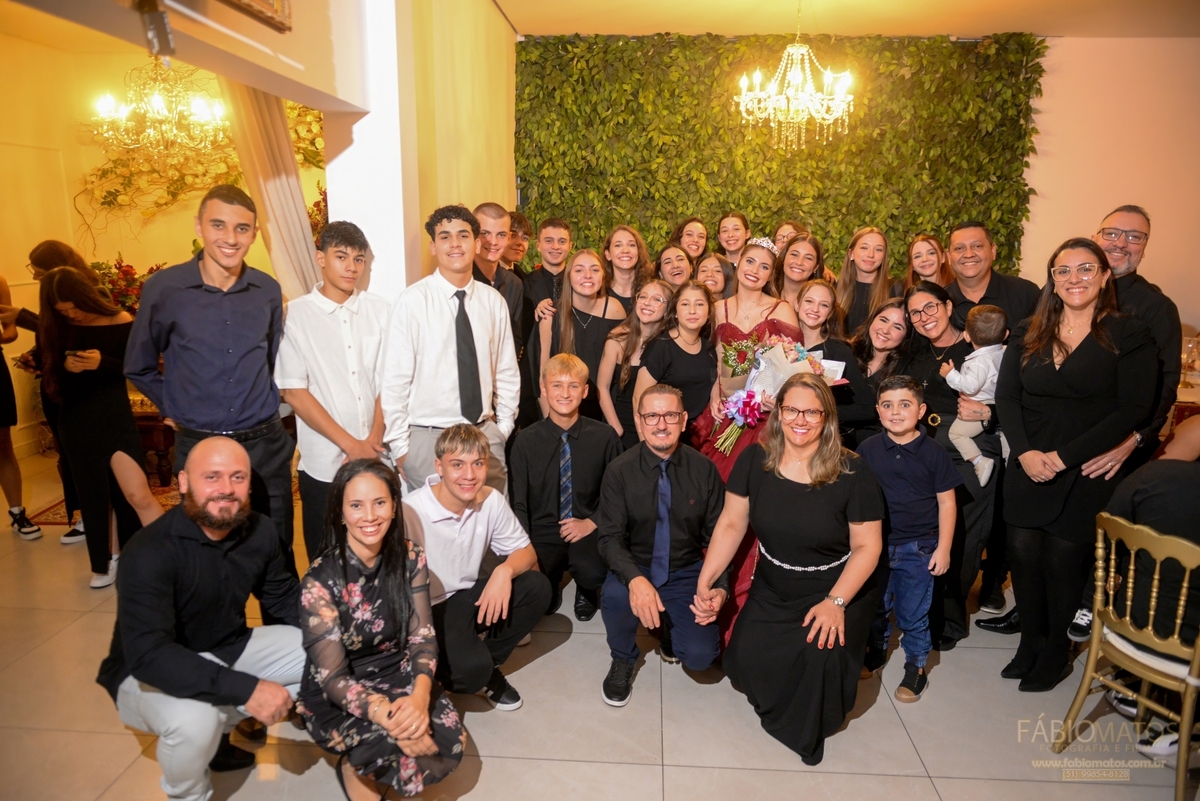 Registro fotográfico de festa de 15 anos com estilo sofisticado e sensível, destacando a debutante, a decoração, a emoção da família, a energia dos convidados e cada detalhe marcante dessa celebração tão especial.