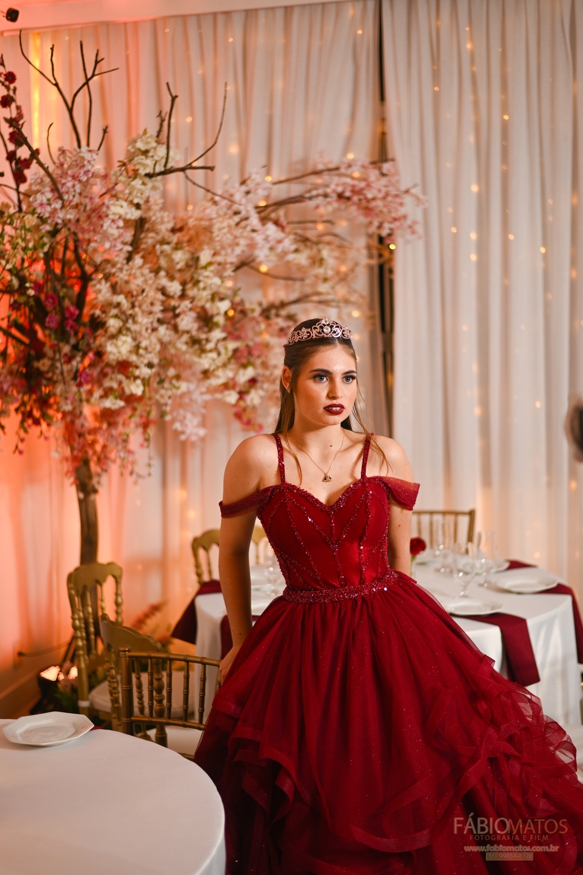 Uma noite pensada em cada detalhe para celebrar os 15 anos com emoção, beleza e personalidade. Cada fotografia eterniza não apenas o evento, mas a história, os sentimentos e a essência da debutante.