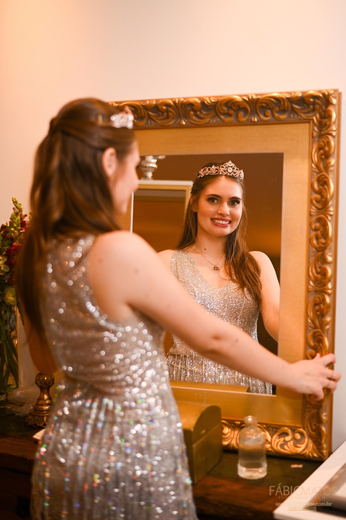 Registro fotográfico de festa de 15 anos com estilo sofisticado e sensível, destacando a debutante, a decoração, a emoção da família, a energia dos convidados e cada detalhe marcante dessa celebração tão especial.