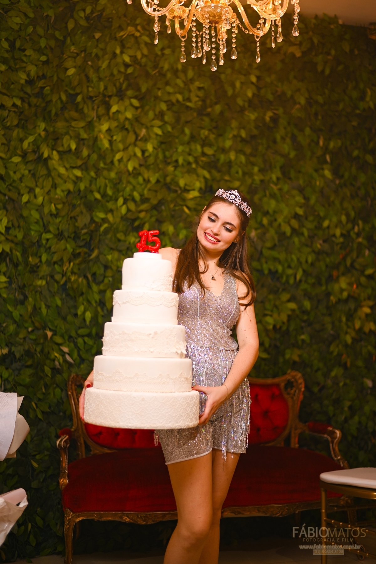 Registro fotográfico de festa de 15 anos com estilo sofisticado e sensível, destacando a debutante, a decoração, a emoção da família, a energia dos convidados e cada detalhe marcante dessa celebração tão especial.