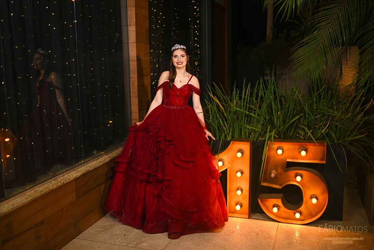 Registro fotográfico de festa de 15 anos com estilo sofisticado e sensível, destacando a debutante, a decoração, a emoção da família, a energia dos convidados e cada detalhe marcante dessa celebração tão especial.