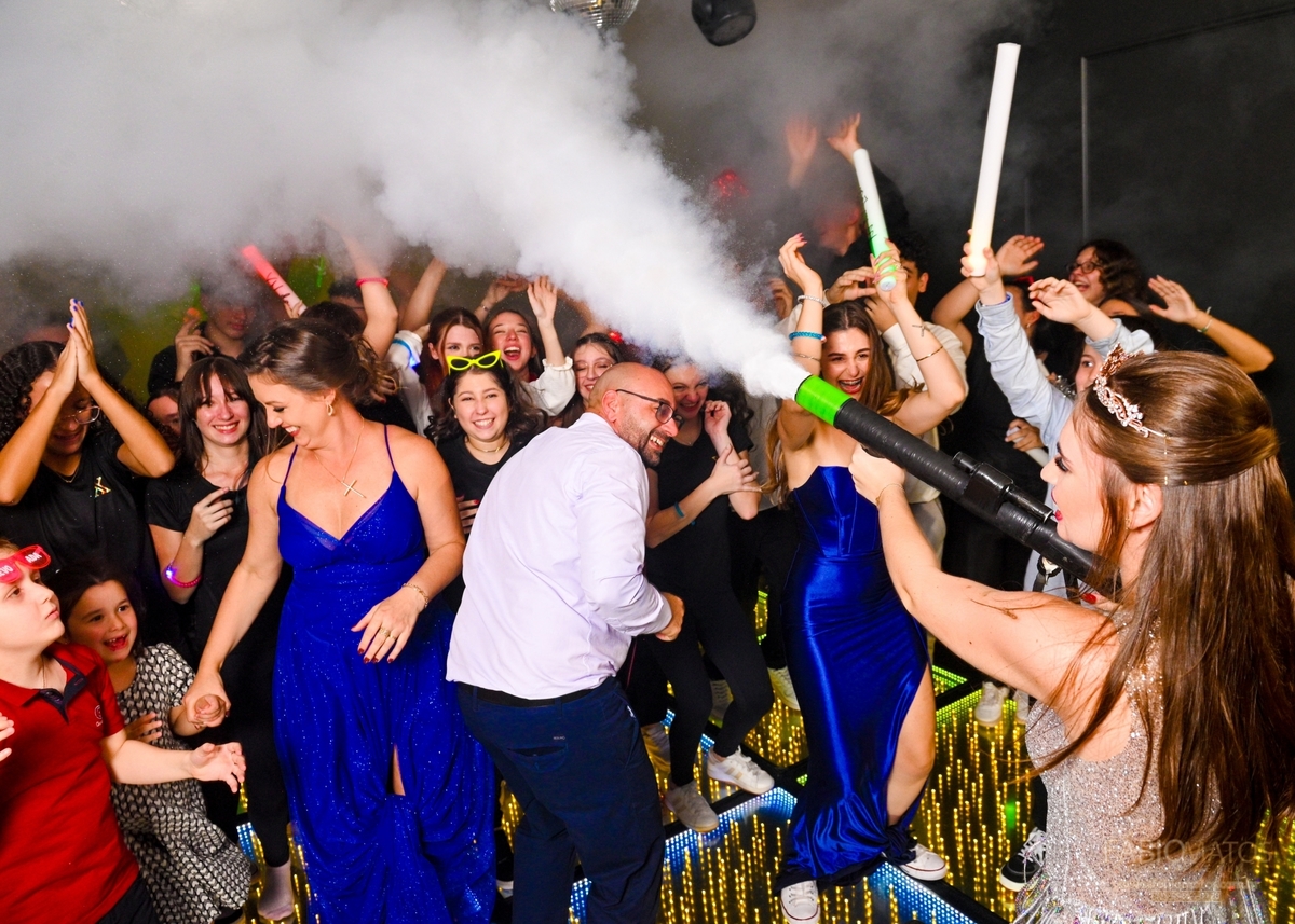 Registro fotográfico de festa de 15 anos com estilo sofisticado e sensível, destacando a debutante, a decoração, a emoção da família, a energia dos convidados e cada detalhe marcante dessa celebração tão especial.