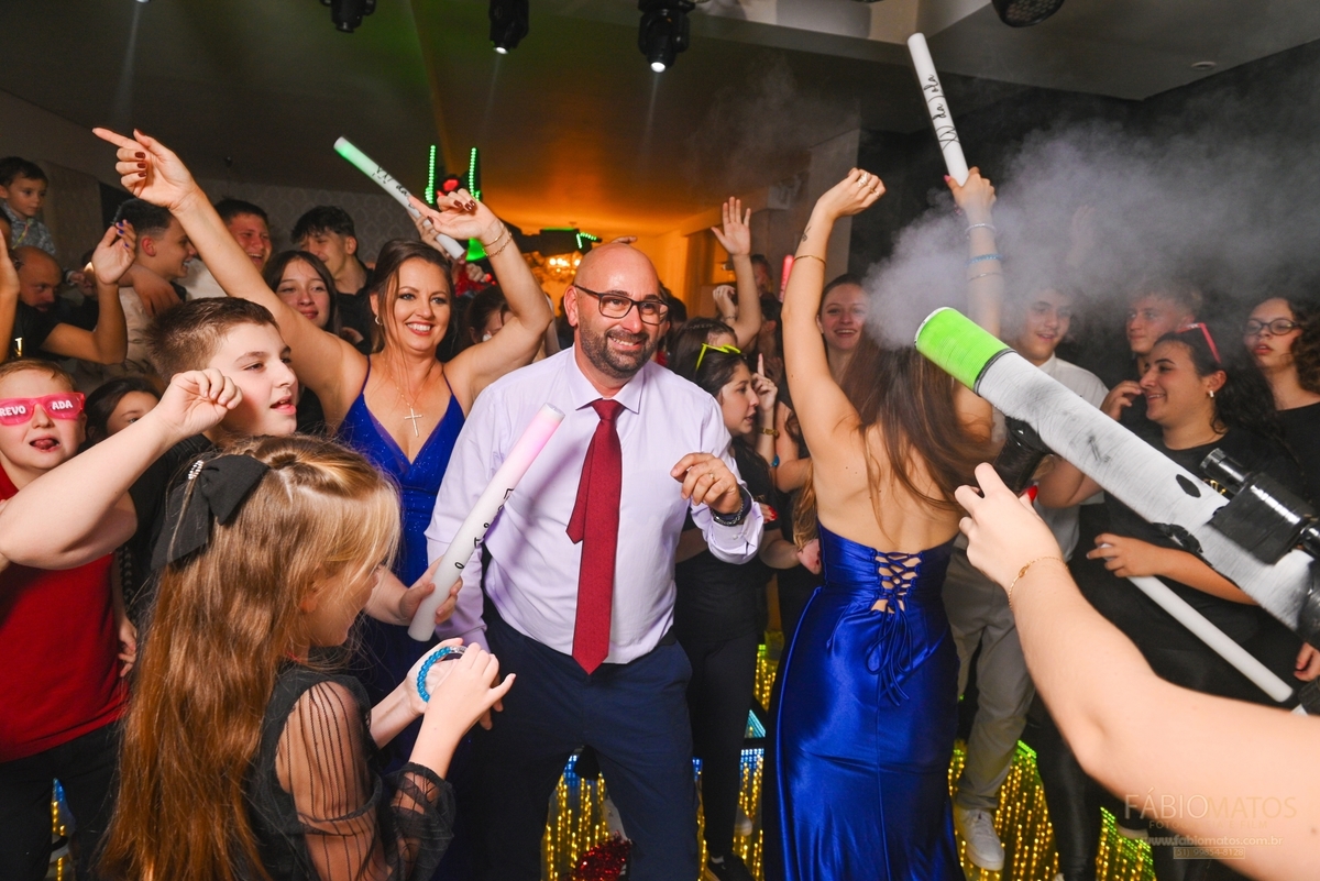 Registro fotográfico de festa de 15 anos com estilo sofisticado e sensível, destacando a debutante, a decoração, a emoção da família, a energia dos convidados e cada detalhe marcante dessa celebração tão especial.