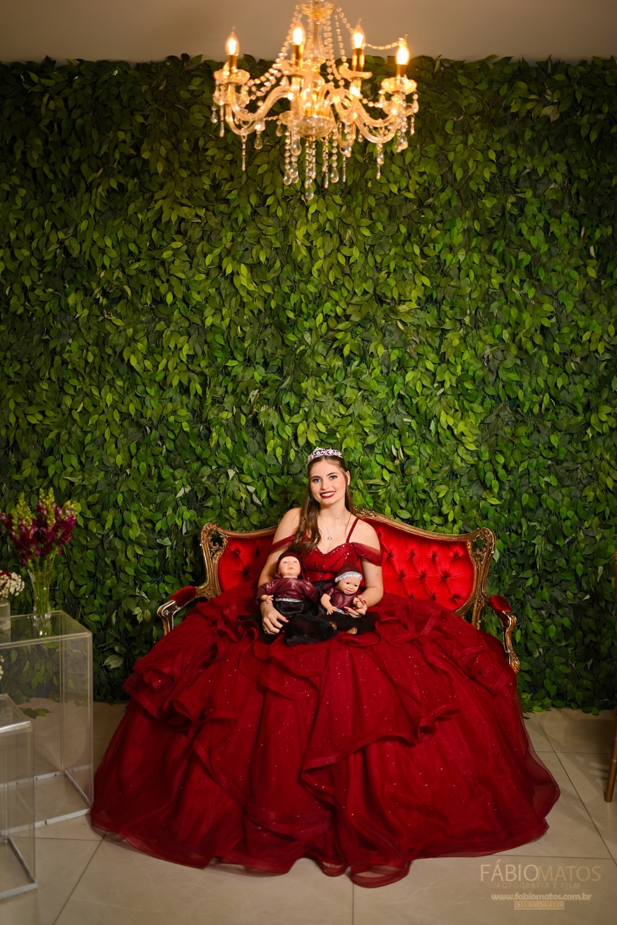 Fotografia de festa de 15 anos com olhar elegante, emocional e atemporal, valorizando a beleza da debutante, os detalhes da decoração, a alegria da família e os momentos mais especiais de uma noite única e inesquecível.