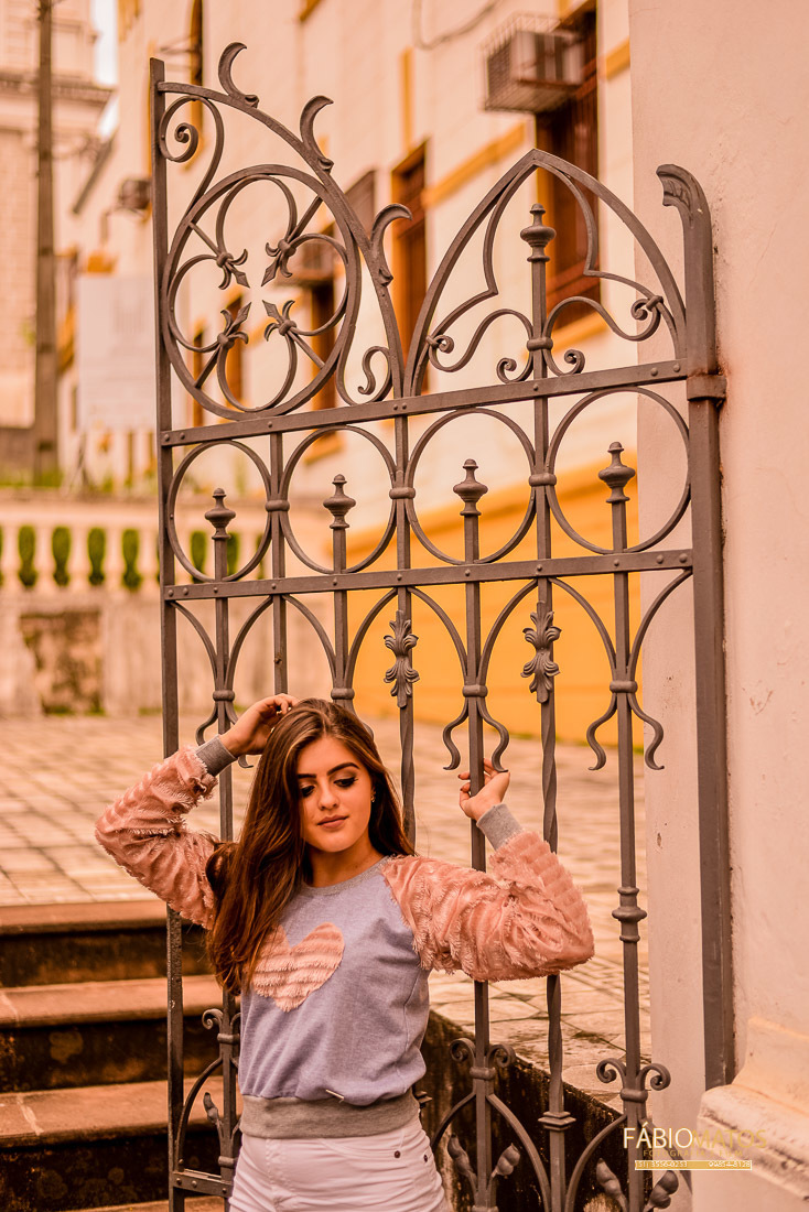 eduarda-porto-alegre-novo-hamburgo-vale-dos-sinos-fotografia-fotógrafo-fotos-15-anos-fifteen-sessão-15th-book-menina-session-fotos-diferentes-fumaça-fogo-entardecer-dia