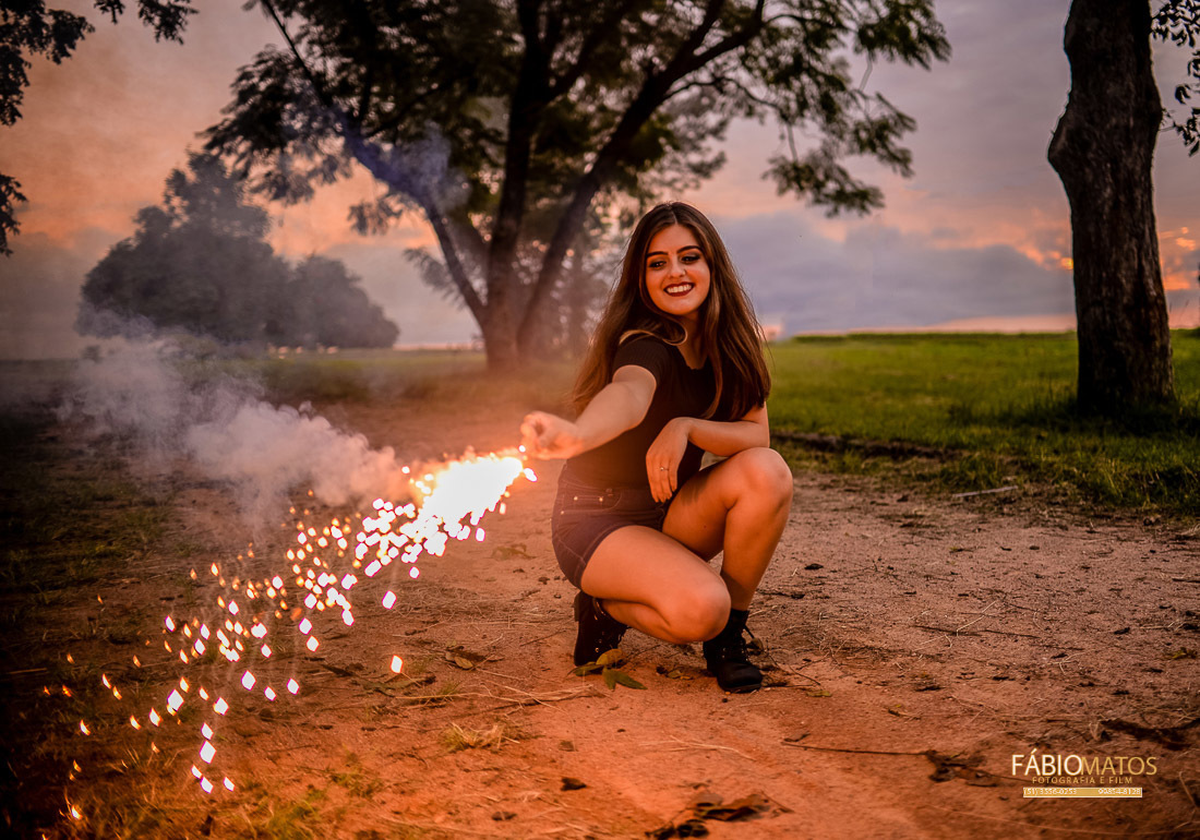 eduarda-porto-alegre-novo-hamburgo-vale-dos-sinos-fotografia-fotógrafo-fotos-15-anos-fifteen-sessão-15th-book-menina-session-fotos-diferentes-fumaça-fogo-entardecer-dia
