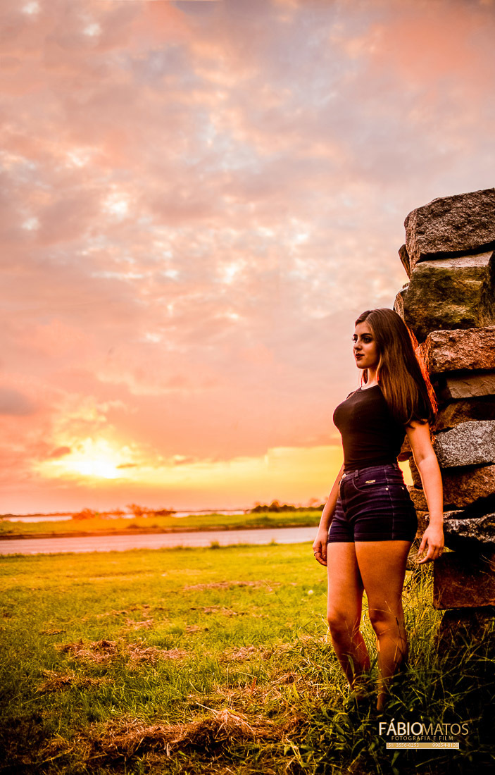 eduarda-porto-alegre-novo-hamburgo-vale-dos-sinos-fotografia-fotógrafo-fotos-15-anos-fifteen-sessão-15th-book-menina-session-fotos-diferentes-fumaça-fogo-entardecer-dia