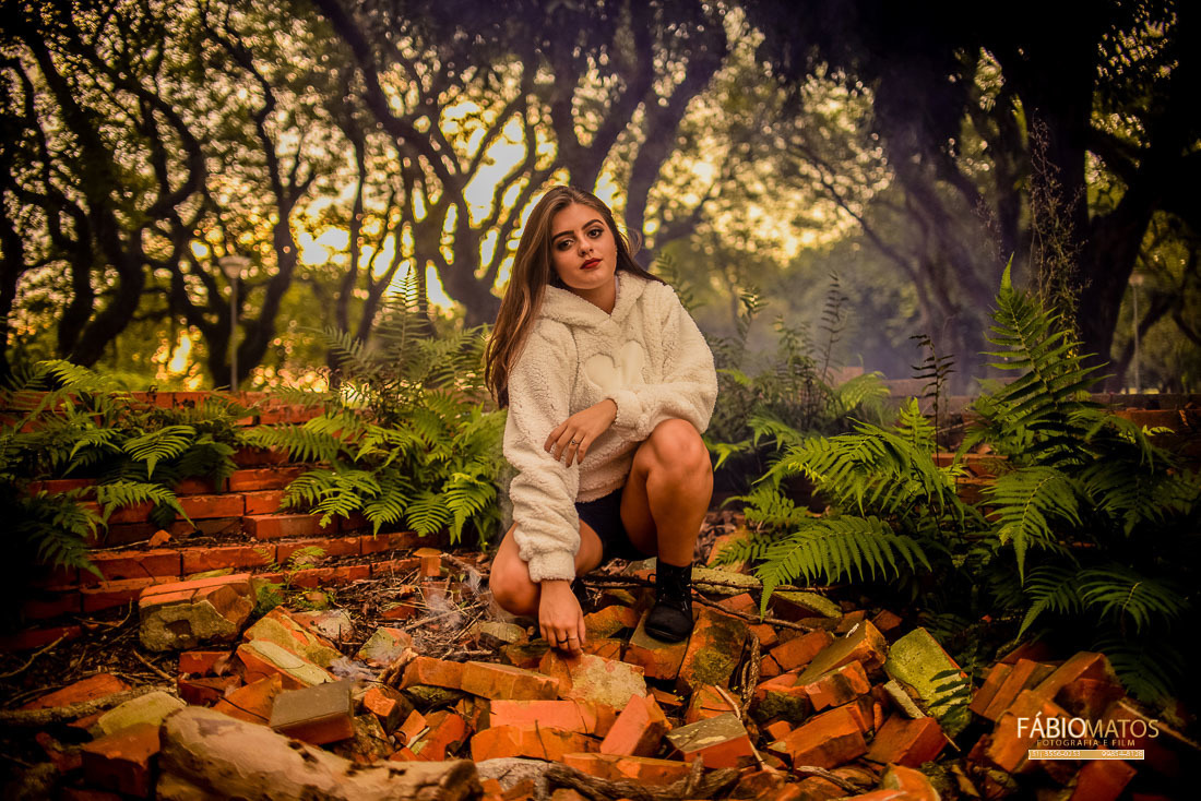 eduarda-porto-alegre-novo-hamburgo-vale-dos-sinos-fotografia-fotógrafo-fotos-15-anos-fifteen-sessão-15th-book-menina-session-fotos-diferentes-fumaça-fogo-entardecer-dia