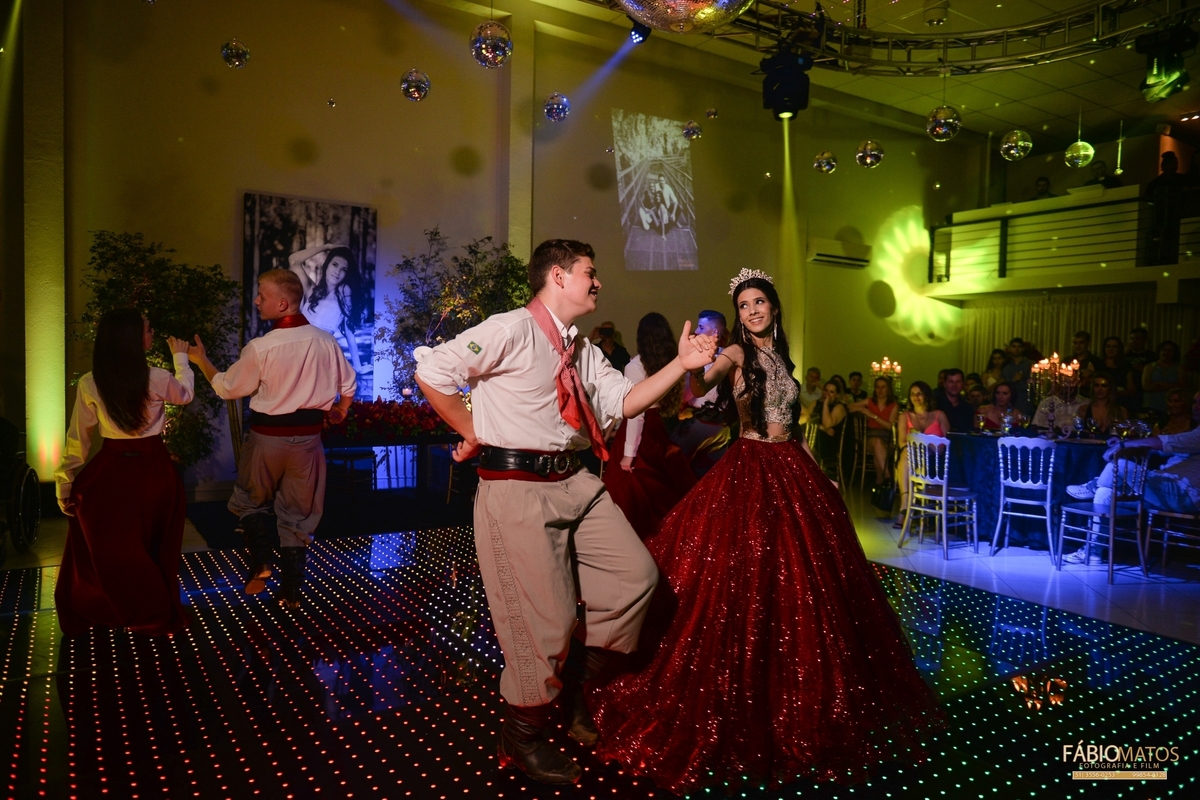 festa-15-anos-15-th-aniversário-externas-carro-pista-de-dança-vestido-make-debutante-