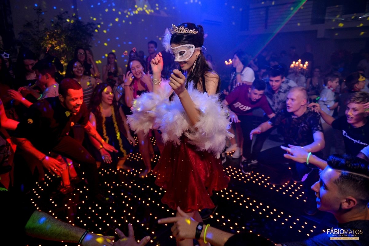 festa-15-anos-15-th-aniversário-externas-carro-pista-de-dança-vestido-make-debutante-