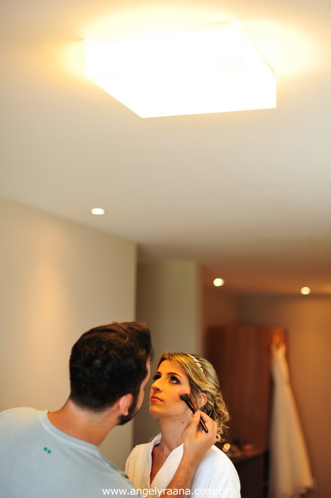 fotografia do making off e maquiagem da noiva para o casamento folk de dia no sítio em Niterói - RJ