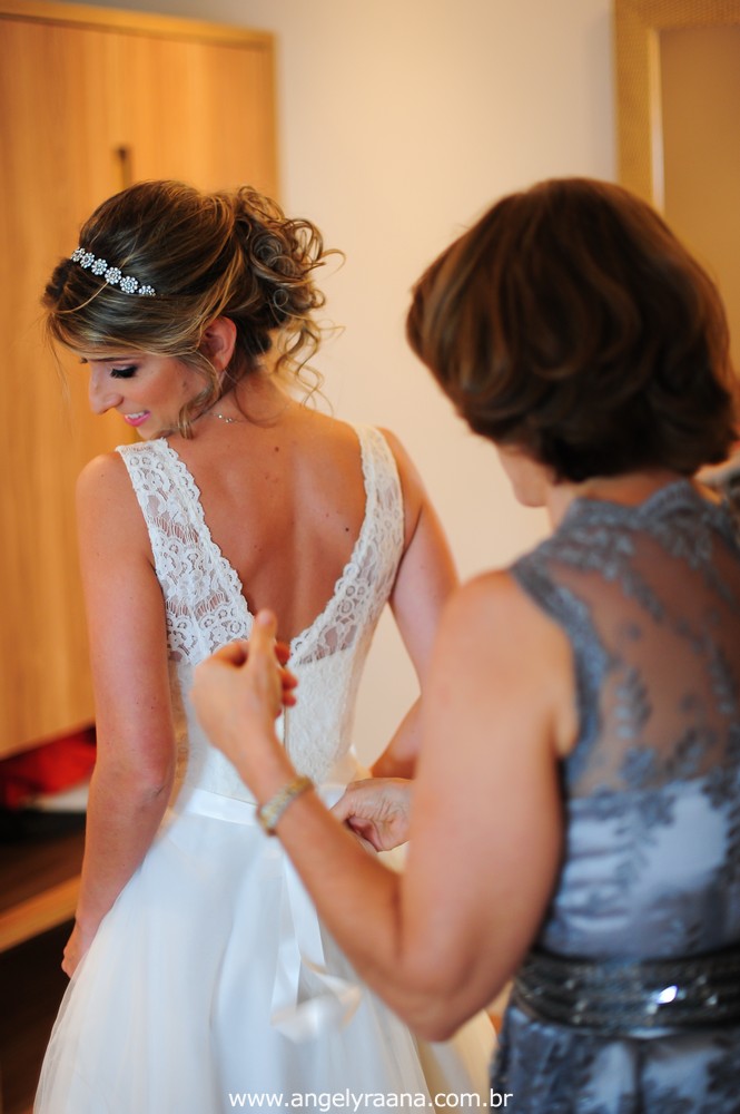 fotografia do making off do vestido da noiva da noiva para o casamento folk de dia no sítio em Niterói - RJ