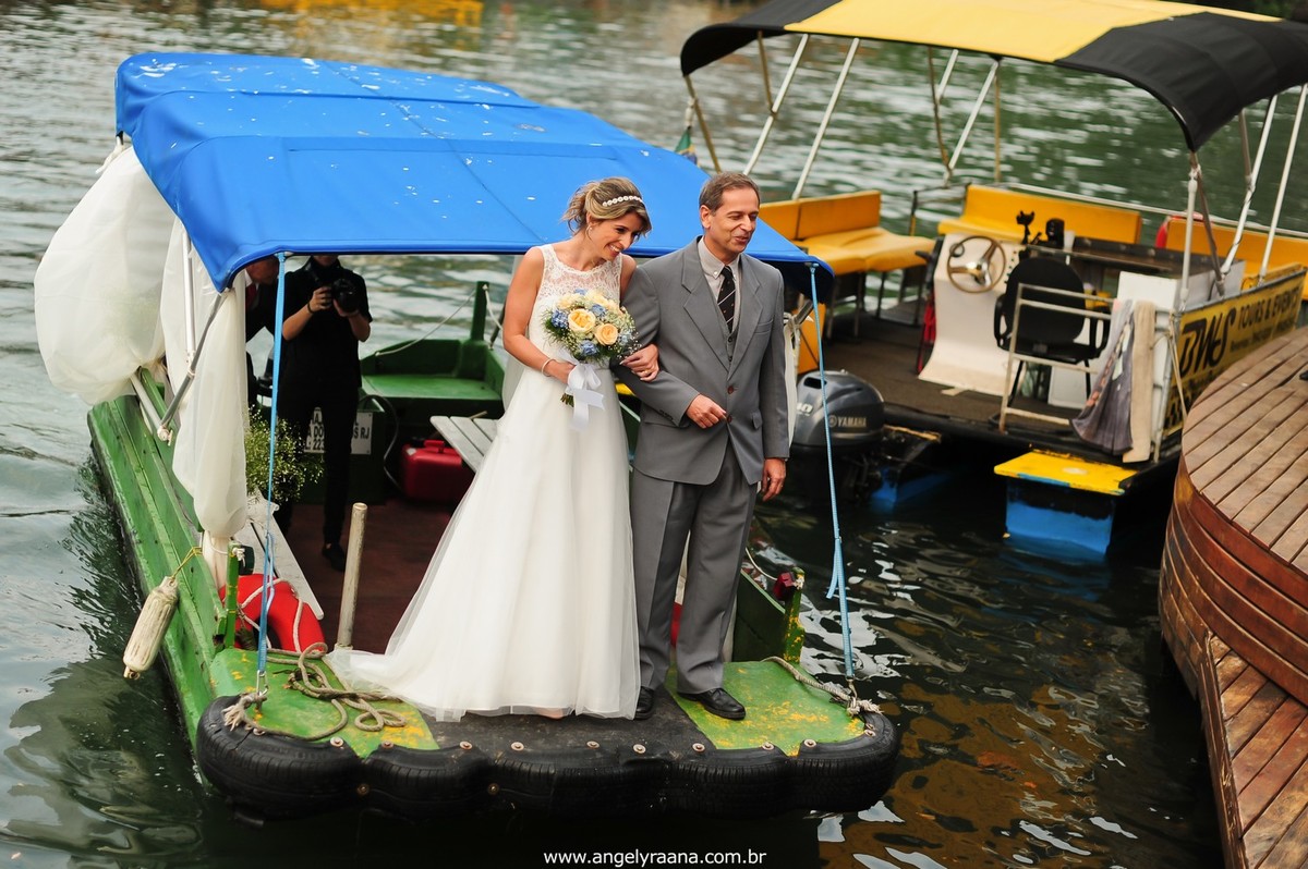 fotografia do casamento de dia para o casamento folk no fim da tarde na Ilha da Gigoia na Barra da Tijuca RJ com noiva chegando de barco