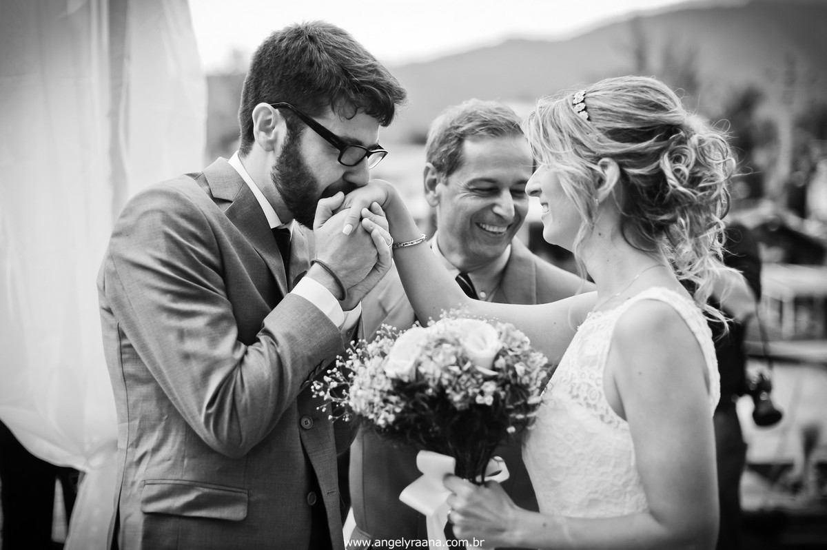 fotografia do casamento de dia para o casamento folk no fim da tarde na Ilha da Gigoia na Barra da Tijuca RJ com noiva chegando de barco