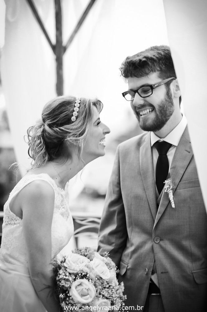 fotografia do casamento de dia para o casamento folk no fim da tarde na Ilha da Gigoia na Barra da Tijuca RJ com noiva chegando de barco