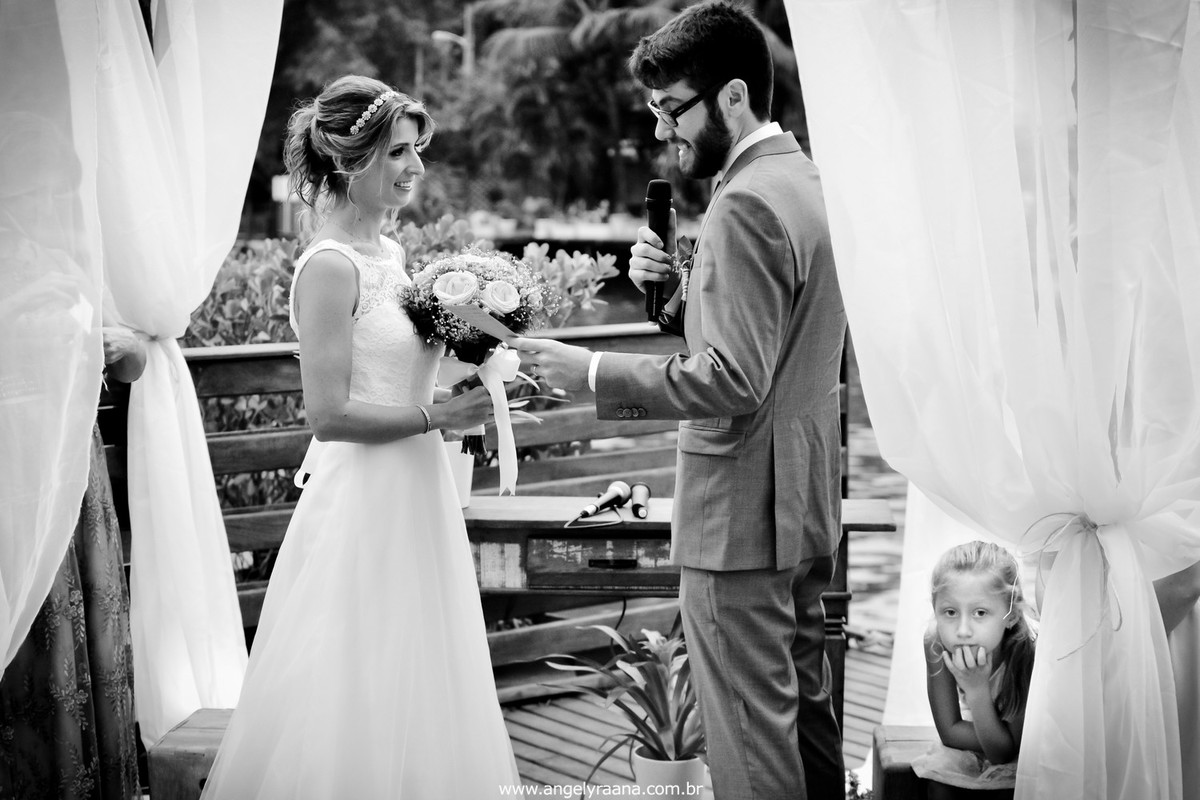 fotografia do casamento de dia para o casamento folk no fim da tarde na Ilha da Gigoia na Barra da Tijuca RJ com fotojornalismo de casamento