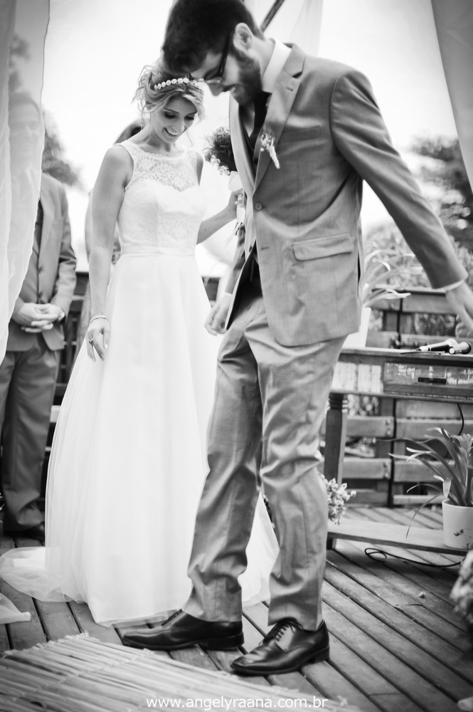 fotografia do casamento de dia para o casamento folk no fim da tarde na Ilha da Gigoia na Barra da Tijuca RJ com fotojornalismo de casamento