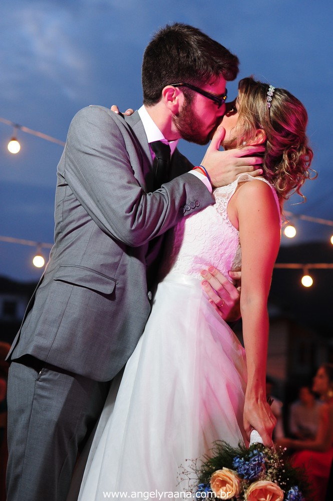 fotografia do casamento de dia para o casamento diy no fim da tarde na Ilha da Gigoia na Barra da Tijuca RJ com fotojornalismo de casamento com gambiarra
